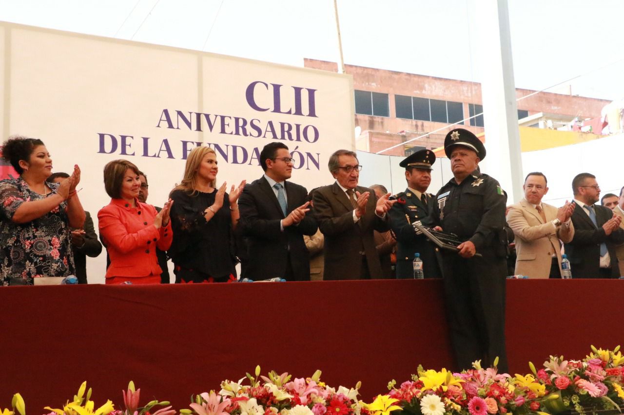 Oficial con 29 años de servicio recibe presea al policía del año